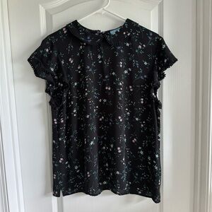 CeCe top with cute details. Size L
